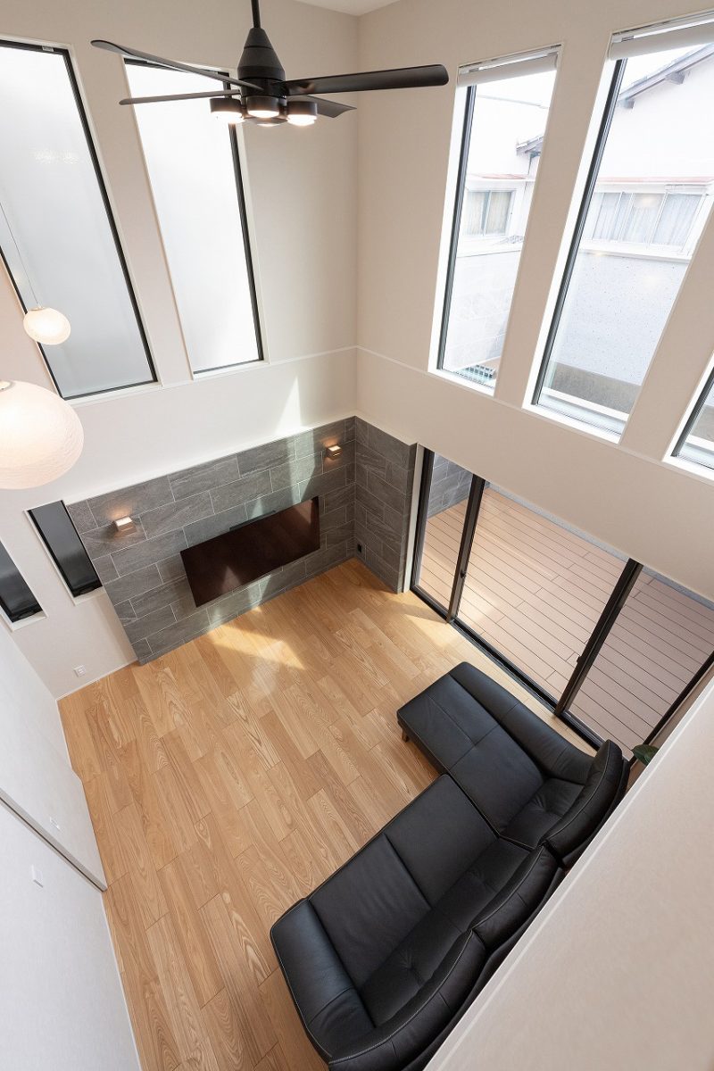 リビングの上部には広々とした吹き抜けが広がり、大きな開口窓からは爽やかな陽射しが差し込みます。<br>日常の喧騒から解放され、心がリフレッシュされる心地のいい空間です。