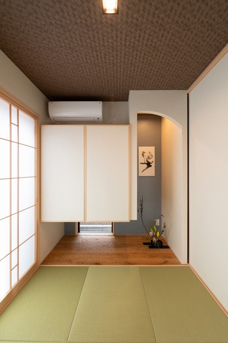 障子を閉めると、外の光が柔らかく拡散され、落ち着いた雰囲気が漂います。<br>家族で団らんしながら、心地よい時間を過ごしていただける和室です。