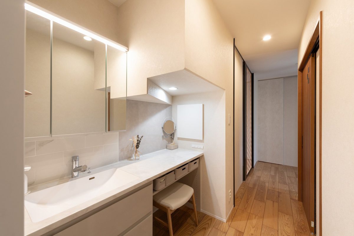 階段下の形状を活かし、洗面台を設置しました。洗面横の広いカウンターは、家族全員が同時に使用できるため、忙しい時間帯でも快適です。