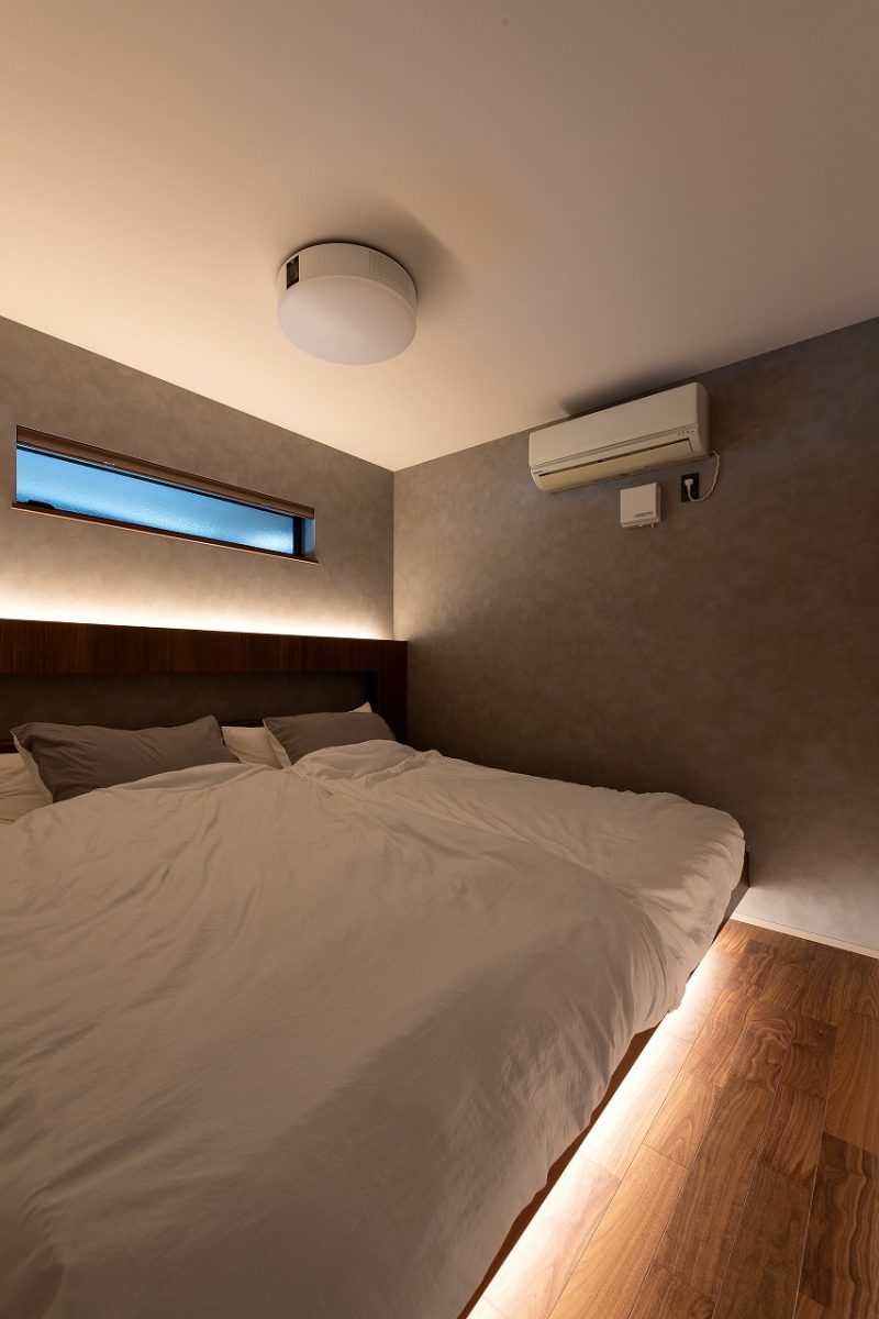 壁や床、そして家具に深みのある印象を与え、間接照明を巧みに配置することで、落ち着きのあるゆったり過ごせる特別な空間を演出します。