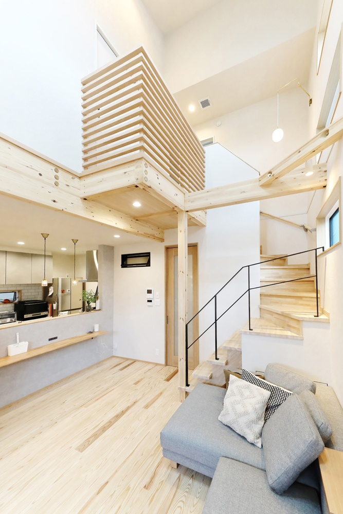 吹抜けはとにかくダイナミックに。2階ホールの手摺は横ラインの格子状とし、空間の軽さを表現しました。黒のアイアン手摺がさらに軽やかさを引き立ててくれています。