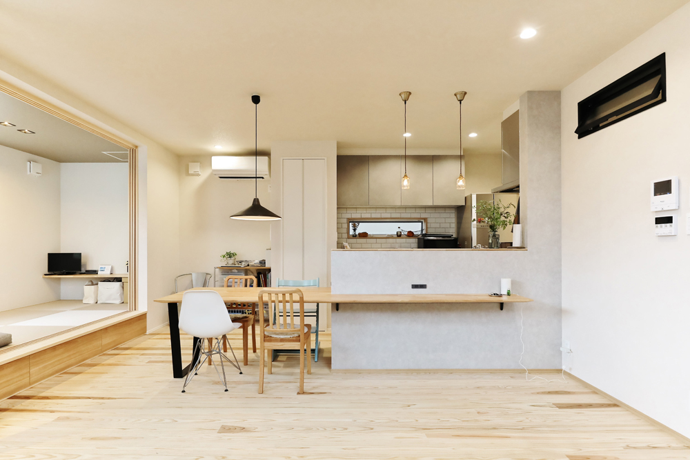 やわらかな光に包まれた、大きな吹抜けのある住まい