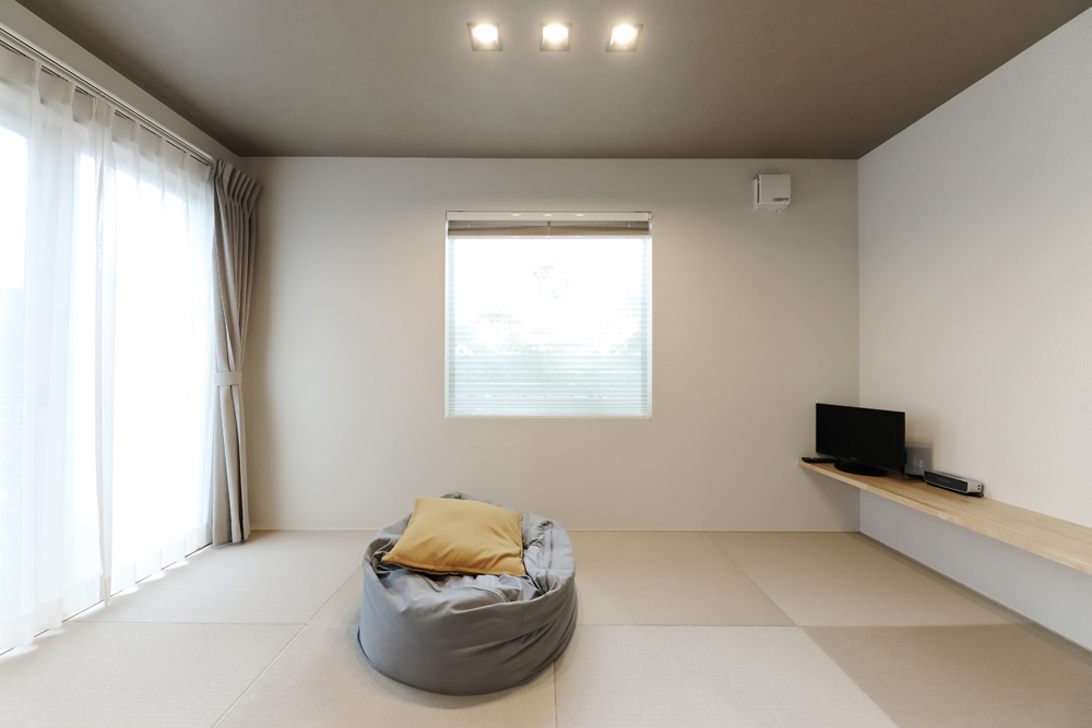 空間の違いを出す仕掛けとして、畳を小上がりにしています。中央には、座った時の視線を意識して、サイズと形を細かく計算したピクチャーウィンドウを設けました。