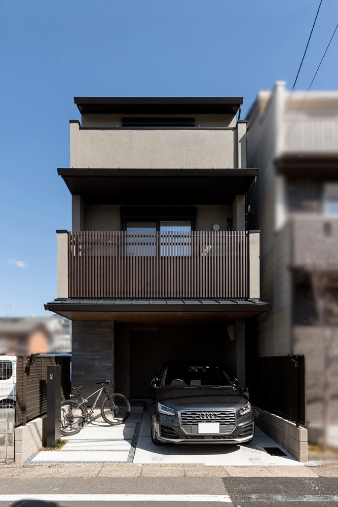 外観は、街並みと調和するよう全体的に明るさを抑えました。バルコニーは立ち上がり部分を縦格子にし、和の趣が感じられます。