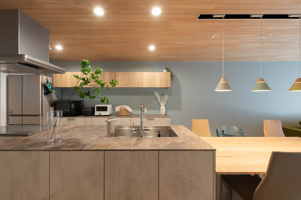 ダイニングテーブルと合わせた、「キッチンハウス」のアイランド型キッチン。