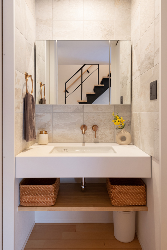 石目調タイルと水栓がアクセントになり、柔らかい雰囲気の中に気品を感じます。<br>フロートタイプなので、圧迫感がなくすっきりとした印象に。