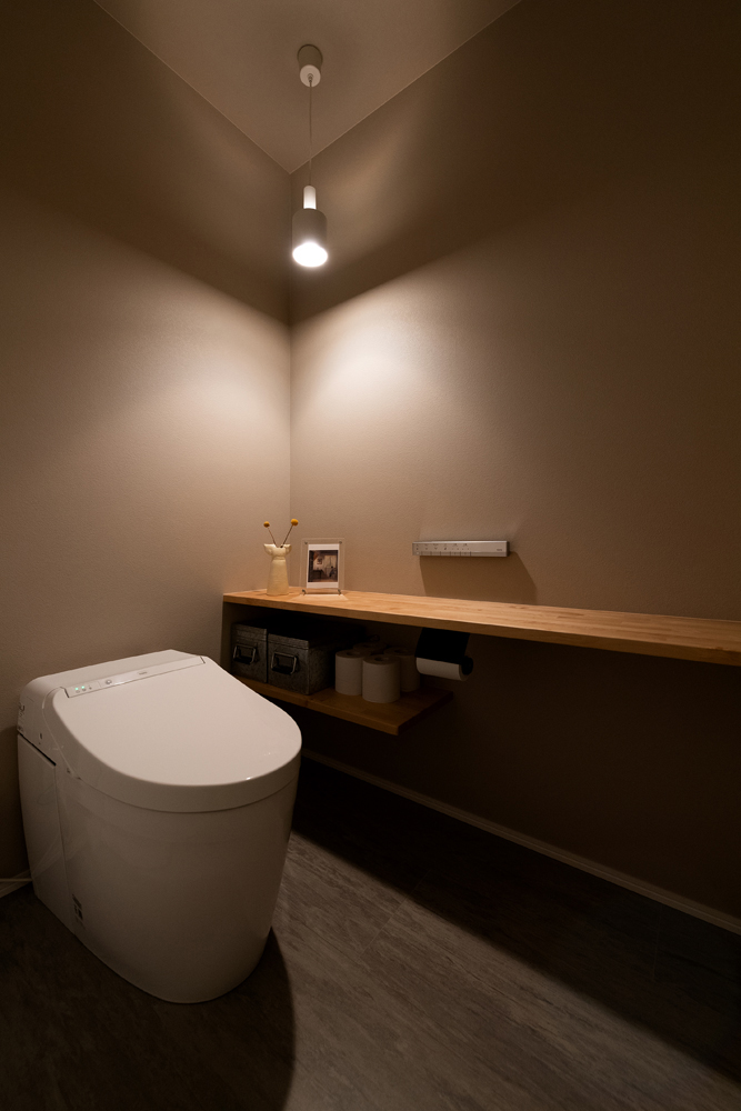 床と壁をグレーで統一し、照明を絞ることで空間に上質で落ち着いた雰囲気が生まれます。<br>カウンターは、使いやすさとデザインを考えて造作にしました。