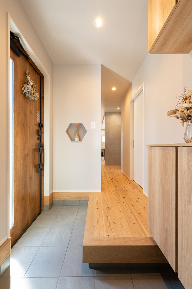 六角形のニッチで遊び心のある玄関。