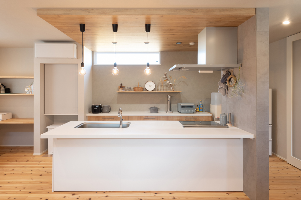 広々と開放感を感じるペニンシュラ型キッチン。ぐるぐる回遊できるので、移動の手間が省けて家事の負担軽減にもなります。