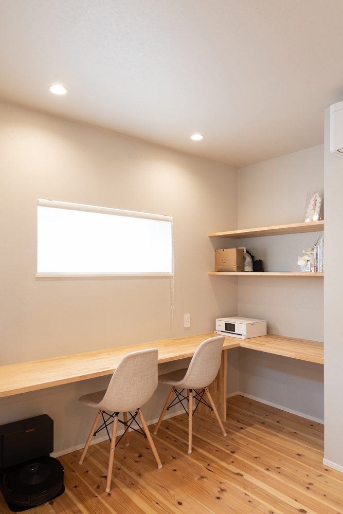 キッチン横には、アイロンがけや裁縫などができる家事スペースを設けました。