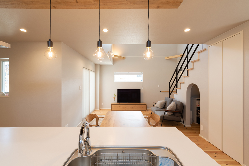 キッチンとリビングを直線状に配置したことで、テレビ前で寛ぐ家族と会話しながら料理ができます。