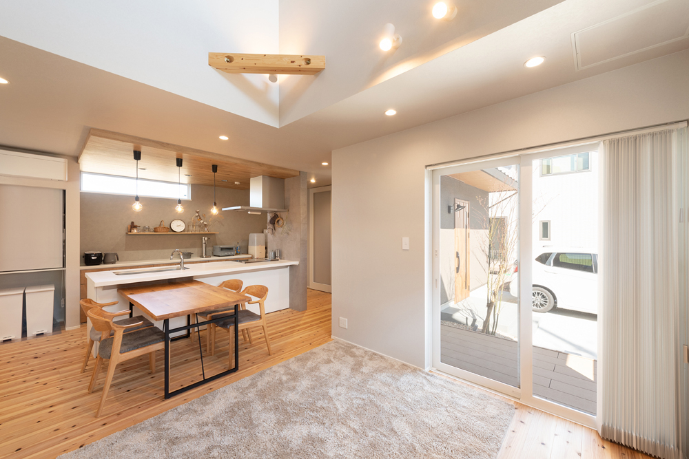 明るく開放感があるLDK。リビングは道路に面しているため、吹抜けと高窓を設け、外からの視線を遮りつつ光を採り込めるようにしました。