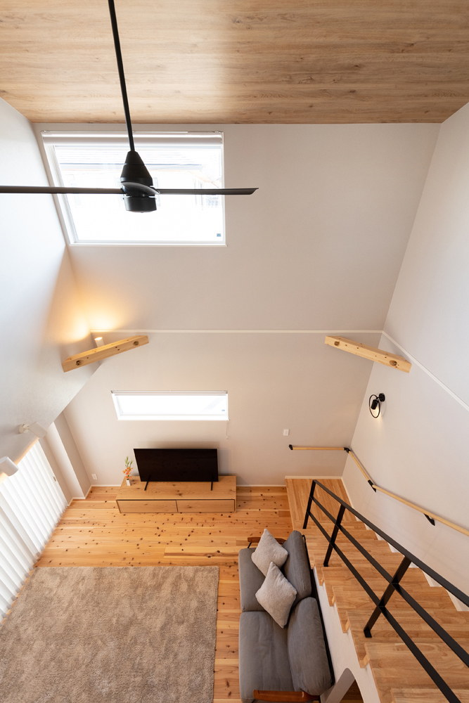 吹抜けから柔らかな光が差し込み、明るいリビングになりました。