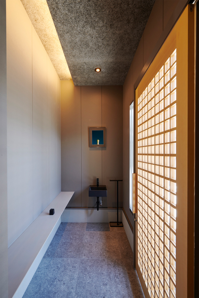 店舗のようなエントランス。内廊下が折れ曲がっていることで、往来から中が見通せずプライバシーを確保しています。