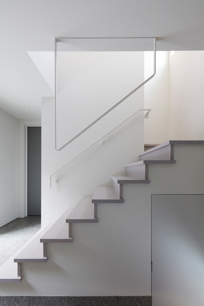 中庭からの柔らかい光を、白の壁とエントランスから続くグレーのタイルで受けて、明るいながらも落ち着いた空間に。