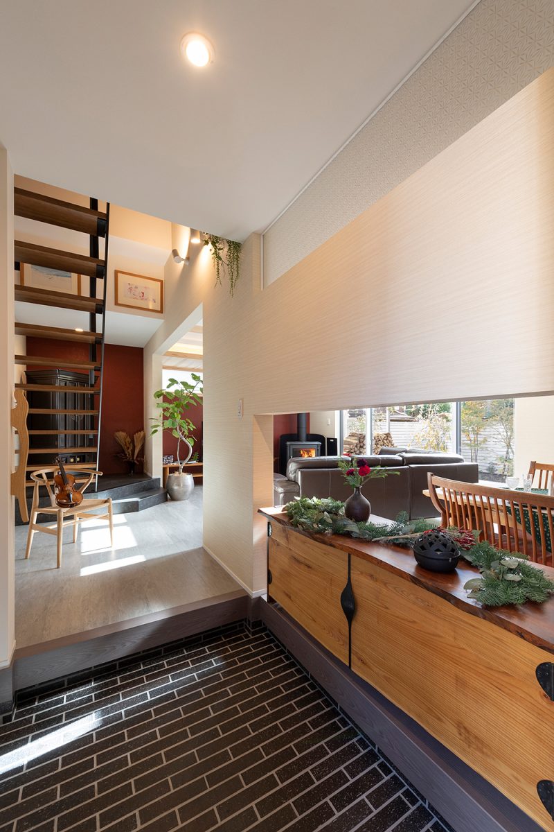 玄関ホールからリビング・ダイニングや階段の繋がりが見えるようになっており、奥に続くワクワク感を感じさせます。チェストは木曽アルテックでお施主様が長く愛用されていたもの。