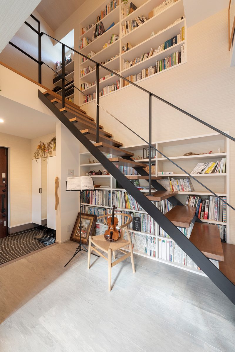 沢山の本を収納できるよう、吹き抜け部分に埋込みの本棚を製作。