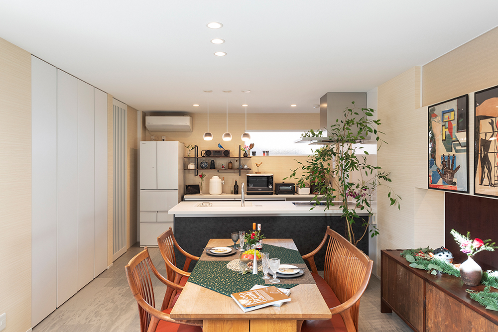 キッチンはPanasonic。奥にパントリールームを設けているので、キッチン背面はディスプレイも楽しめます。