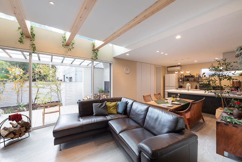 広いアウトドアデッキと一体感のあるLDK。吹き抜けのハイサイド窓から光が差します。