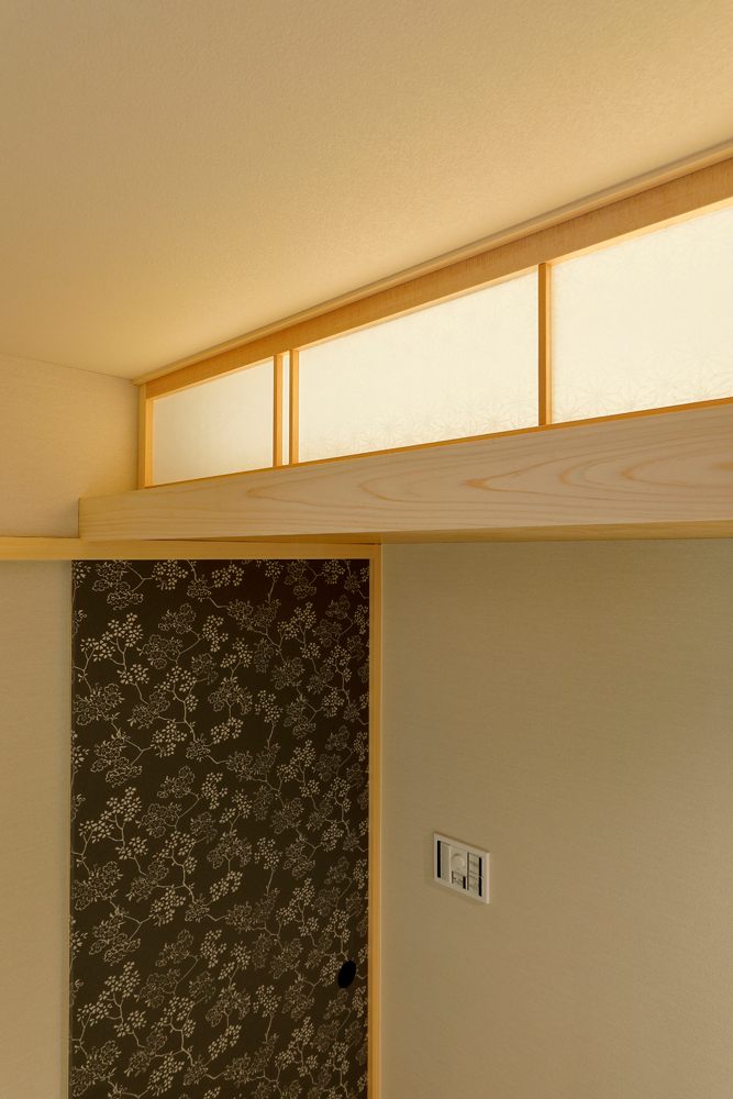 障子から差す光が間接照明となりモダンな和の雰囲気を演出します。