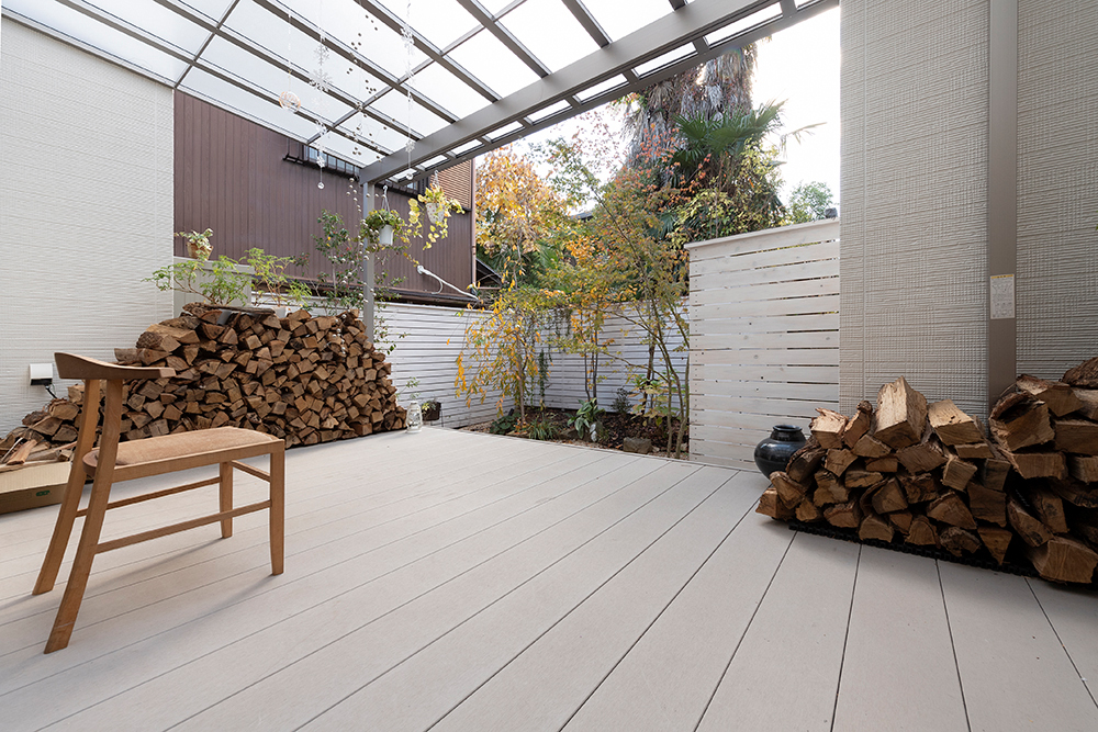 テラスに置いている薪も、素敵なデザインになっています。