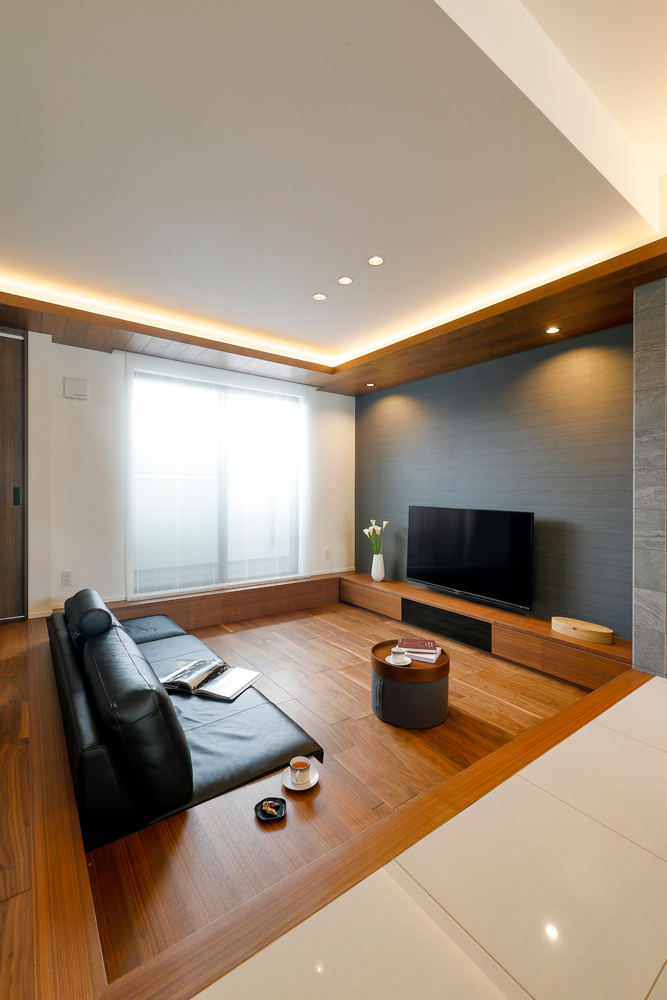 リビングはダウンフロアに。ソファも低く設定し、ゆったりとくつろげます。