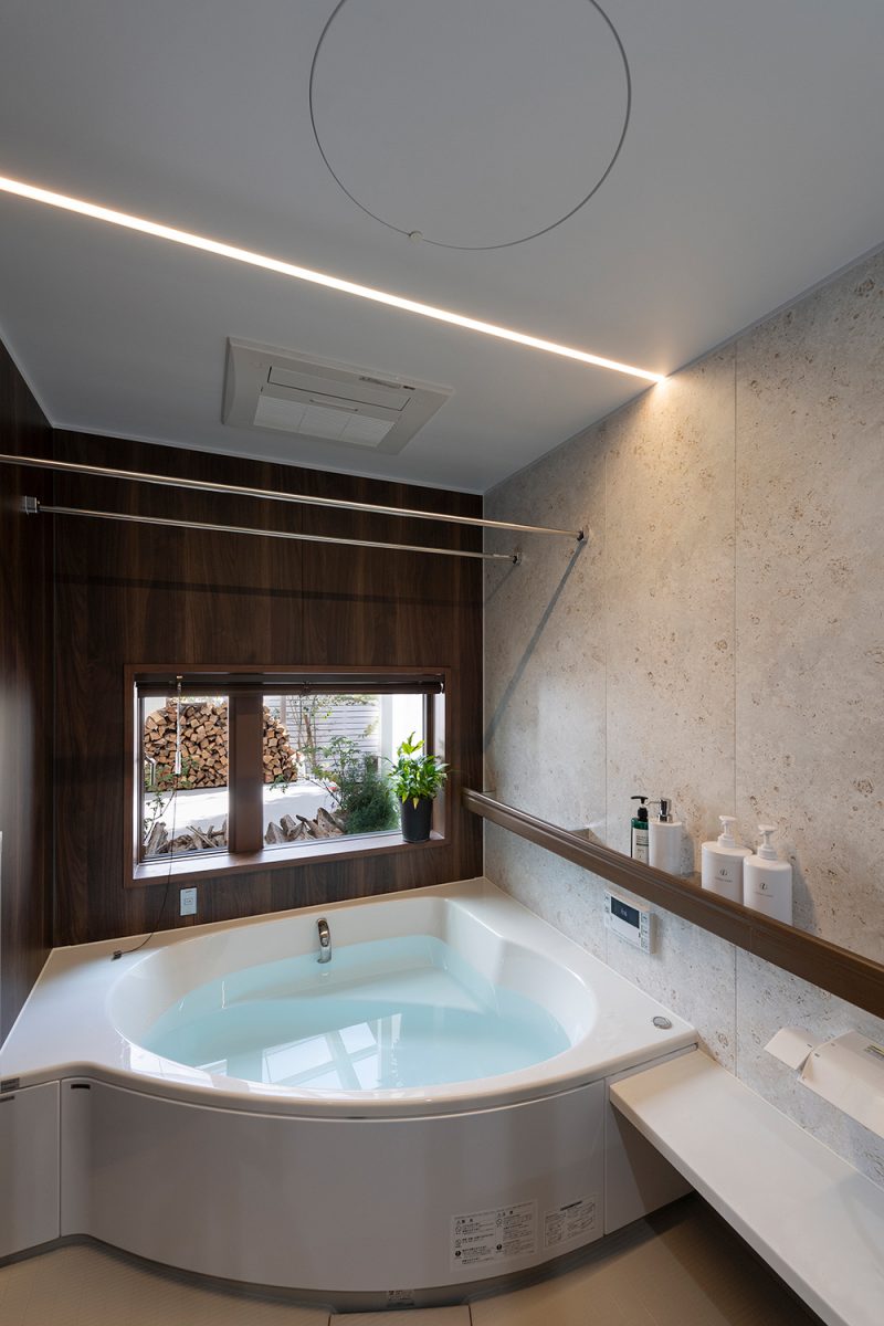 お風呂の窓は透明にして庭を見られるようにしています。