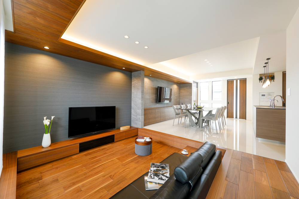 住宅街に佇む中庭から光と風がそそぐホテルライクな家