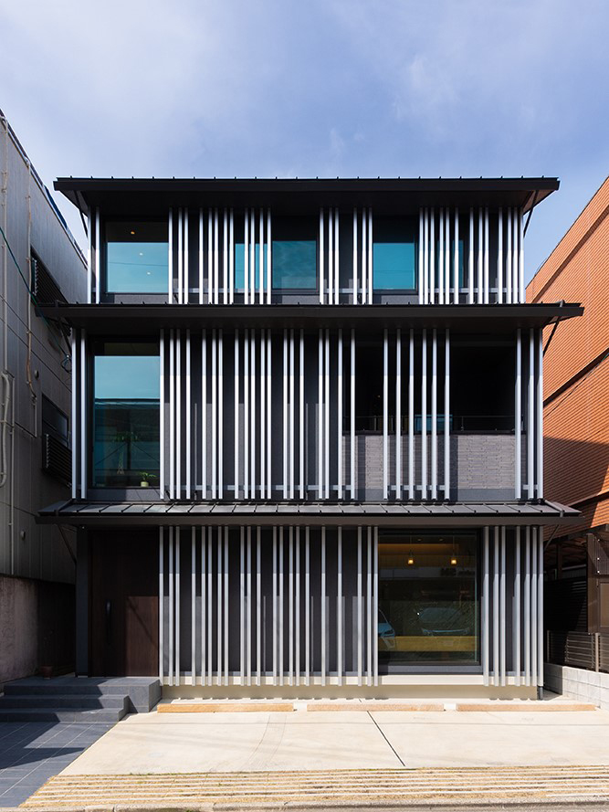 ランダムに配置したステンカラーのアルミ格子とベースのグレーの塗り壁のコントラストが個性的でありながらしつこくない雰囲気を出しています。