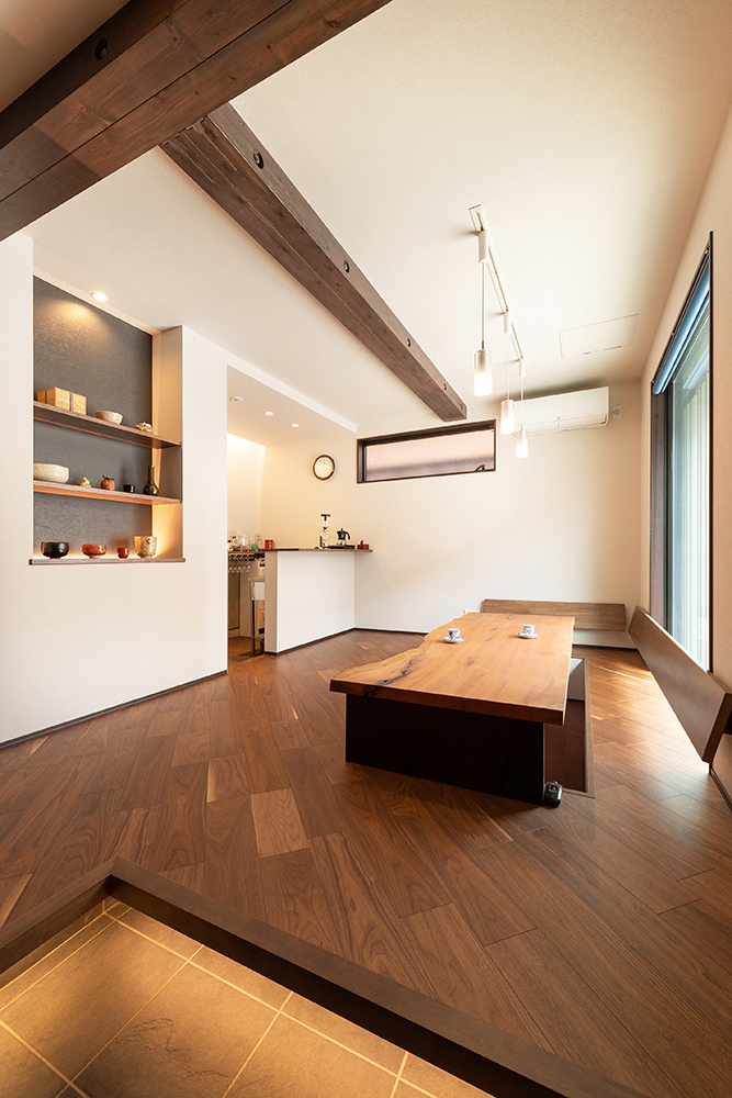 オリジナルの堀座卓は無垢の一枚物。壁、窓際には背もたれもつけ、くつろぎの空間としました。
