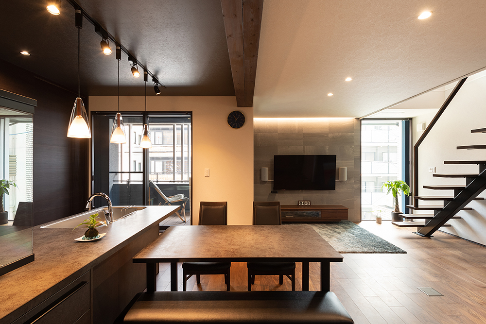 床にウォルナット、壁面のアクセントとしてタイル、セラミックカウンターのキッチンに照明計画と大人かっこいい落ち着いた印象のLDKとなりました。