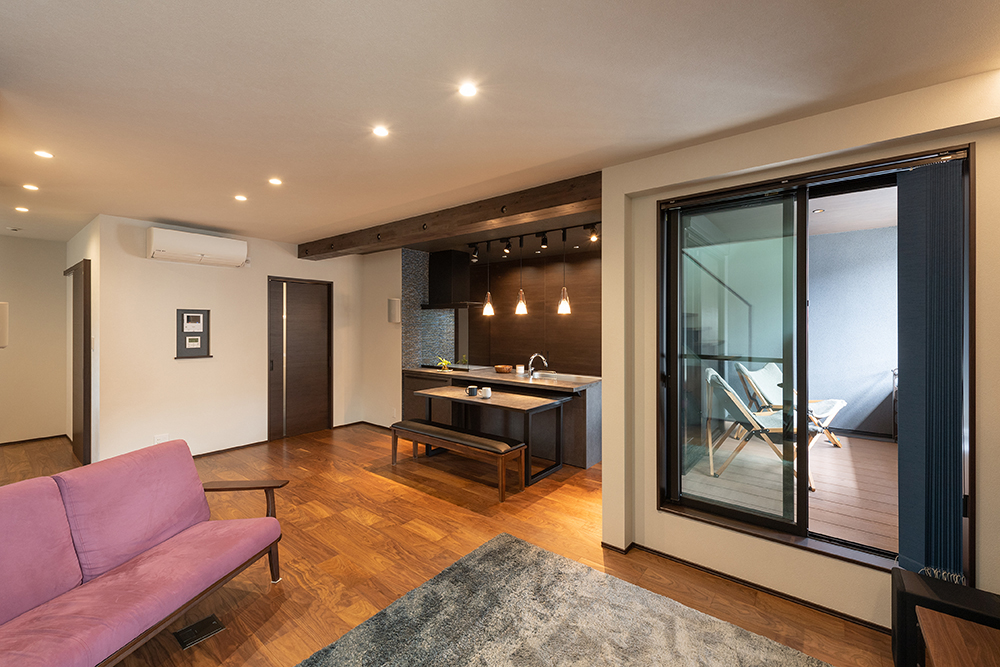 店舗のような個性的なデザインが印象的な木造3階建て住宅