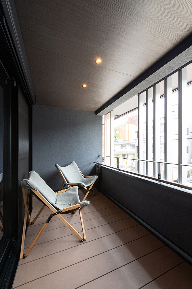 LDKからつながるインナーバルコニーは、建物の内と外をつなぐ役割と、季節を感じながらお茶を楽しむことのできる空間となりました。