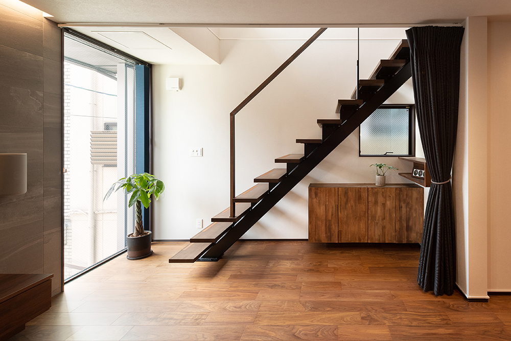 リビング階段は一本桁のスチール階段で、インテリアとしても目を惹くものになりました。
