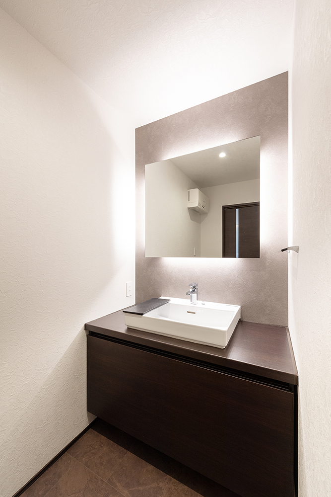 洗面室は鏡の背面には間接照明を仕込み浮遊感を出しました。