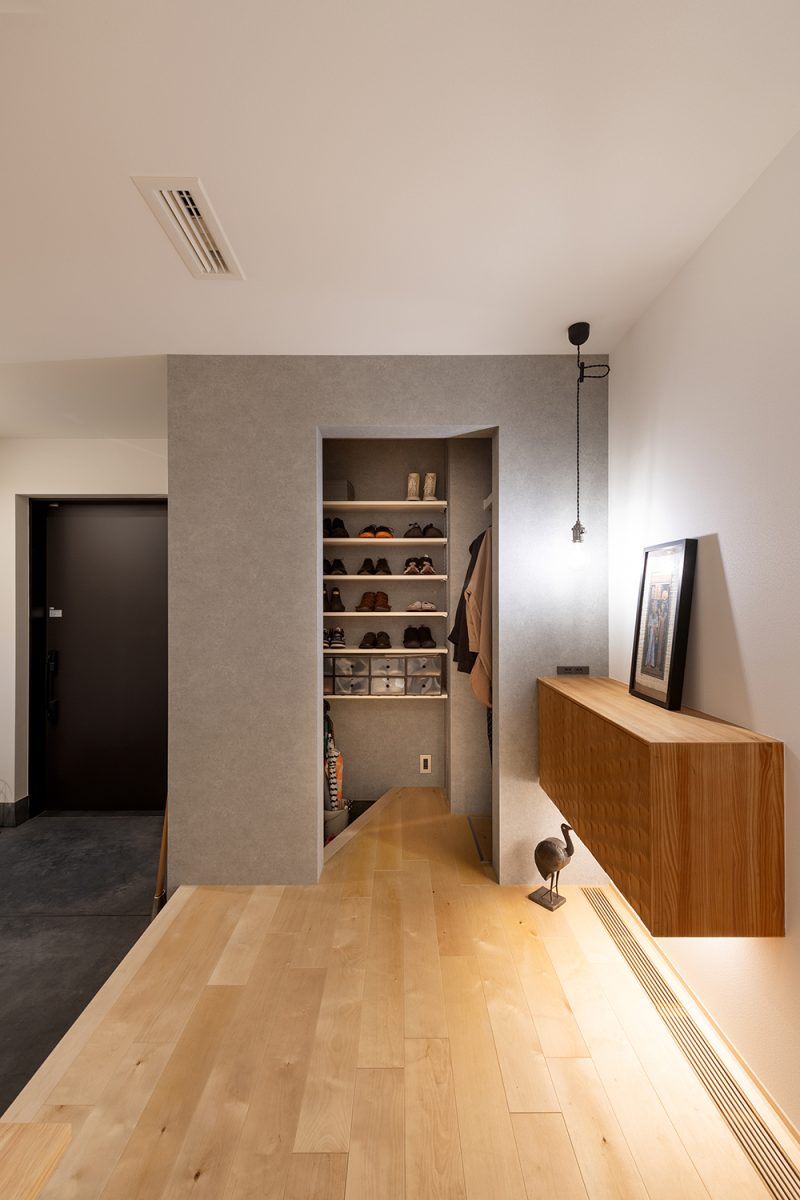 玄関には土間スペースを広く確保。家族分の靴やコート類がたっぷり収納できるシューズ＆コートクロークを設置しました。