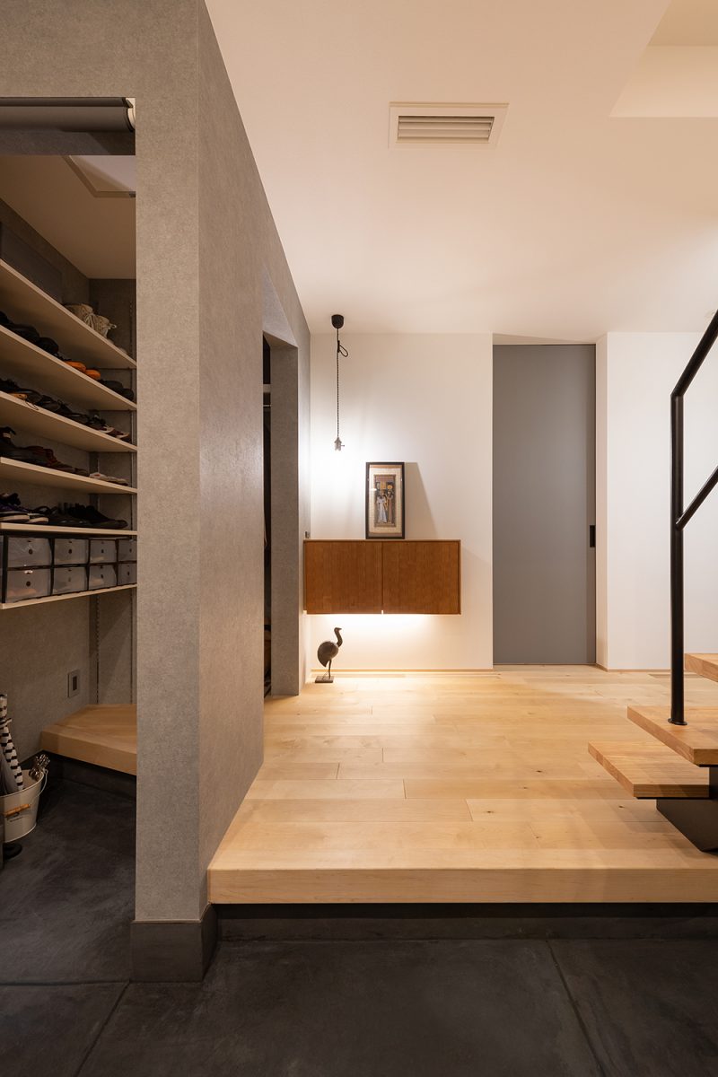 土間からもホールからも出入りが可能な設計です。