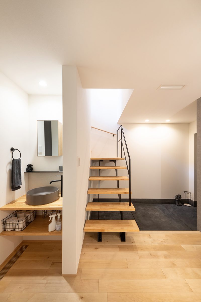 ストリップ階段の横には造作の洗面スペースを設けました。帰宅後すぐに手洗いができるような配置に。安心と安全に配慮したこれからの時代の住まいらしい設計を実現しました。