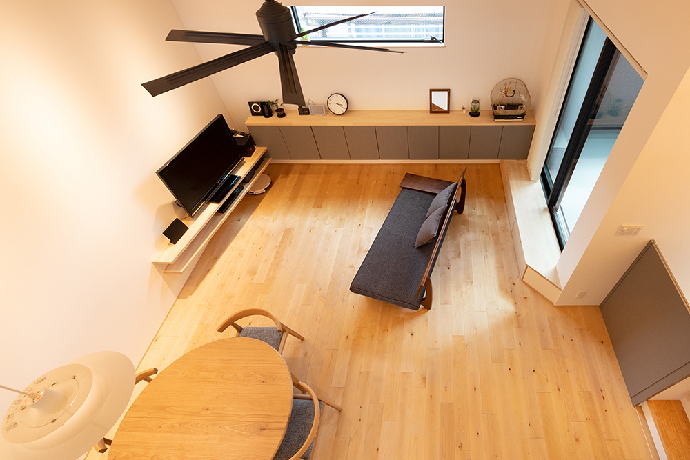 床は、白樺の無垢材のフローリングを採用しました。暮らしに適した強度を備えながら針葉樹っぽい見ためと肌にやさしい柔らかめの質感がある素材です。