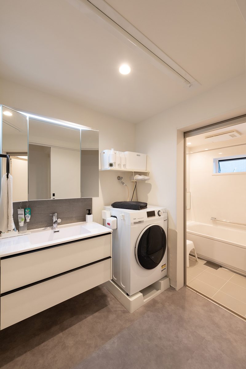 水まわりは、清潔感溢れる白と落ち着いたグレーでスッキリとコーディネイト。適度な収納や大きなシンクのあるワイドサイズの洗面化粧台を設置し、忙しい朝でも家族が並んで身支度ができるようにしました。