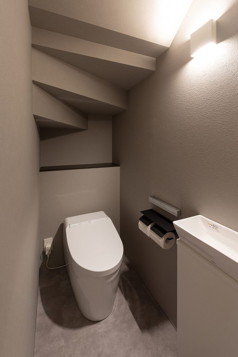 グレーを基調とした内装のトイレスペース。タンクレスタイプを採用。