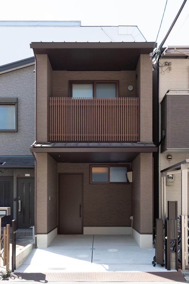 落ち着いた色合いの外壁に、縦格子が和の趣を感じさせる外観。