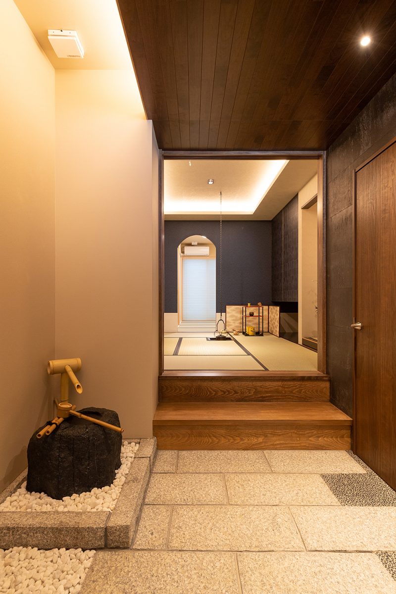 一歩入ると、まるで通り庭のような玄関ホール。敷石や黒玉砂利の洗い出しをあしらい、つくばいを置いて本格的な雰囲気に。