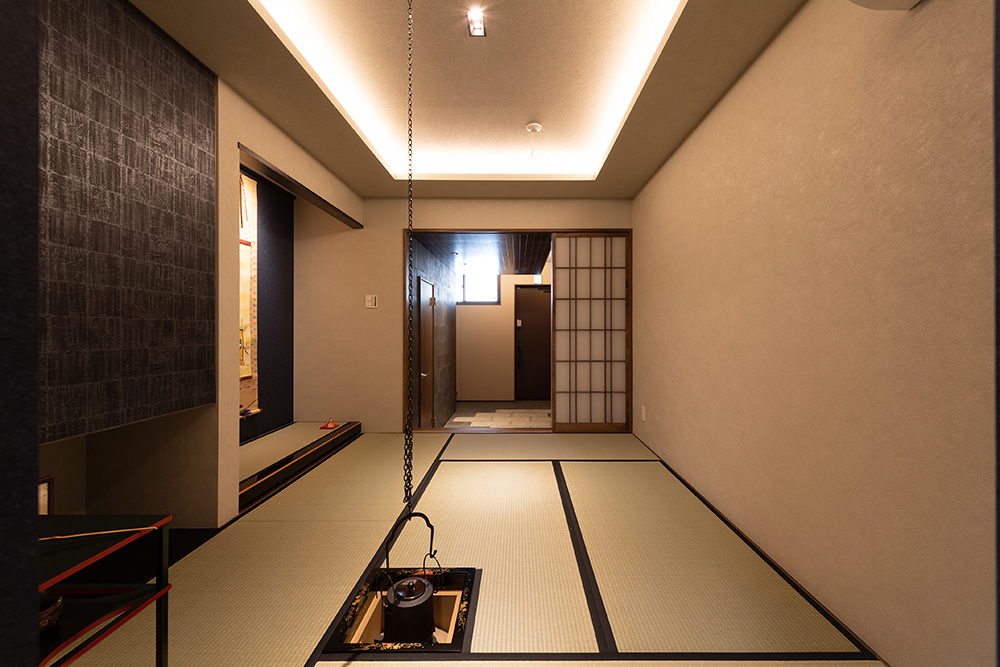 茶の湯の伝統を重んじつつ、自由な発想と現代的な感性を取り入れた茶室。壁面には格式高い紺色のクロスをコーディネート。