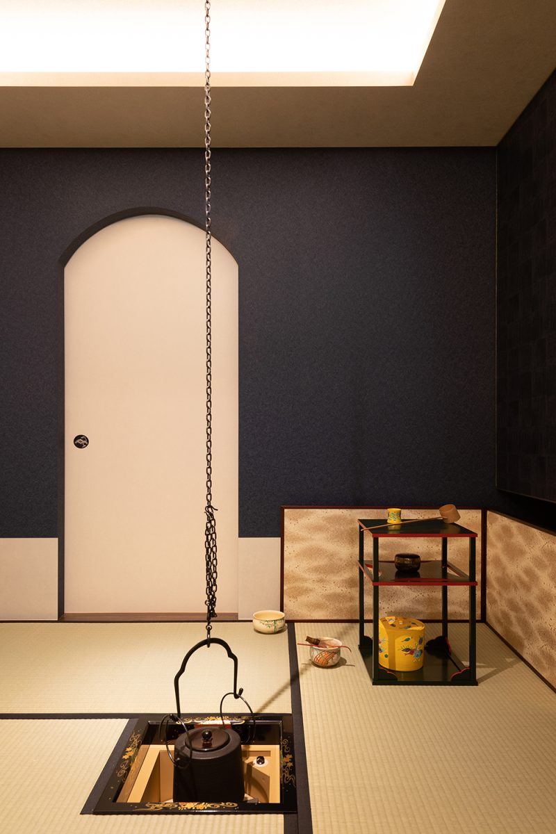 茶道口の上部はアール状になっており、間接照明やスポットライトで多彩な演出が楽しめます。