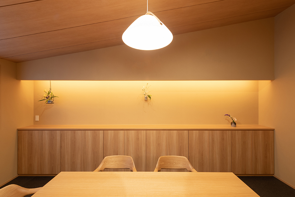 2階の相談室は、勾配天井で開放感のある空間に。壁面には吊り花・掛け花をディスプレイ。間接照明が壁面をやさしく照らします。温かみのある、心穏やかに過ごせる空間です。