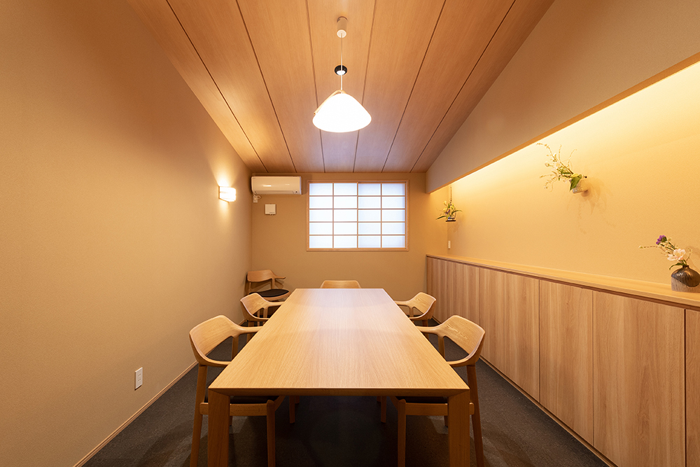 オーダーの収納カウンターやテーブルも、1階のお茶室と違和感のない雰囲気に仕上げました。天井や壁は実はクロスで仕上げたもの。コストやメンテナンスの手間も軽減されます。