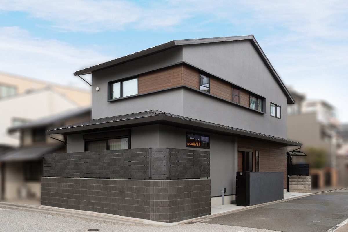  無機質なグレーとあたたかみのある木目のコントラストが美しいファサード。京町家も残る風情ある街並みに自然と溶け込みながらも、どこか印象に残る佇まいです。