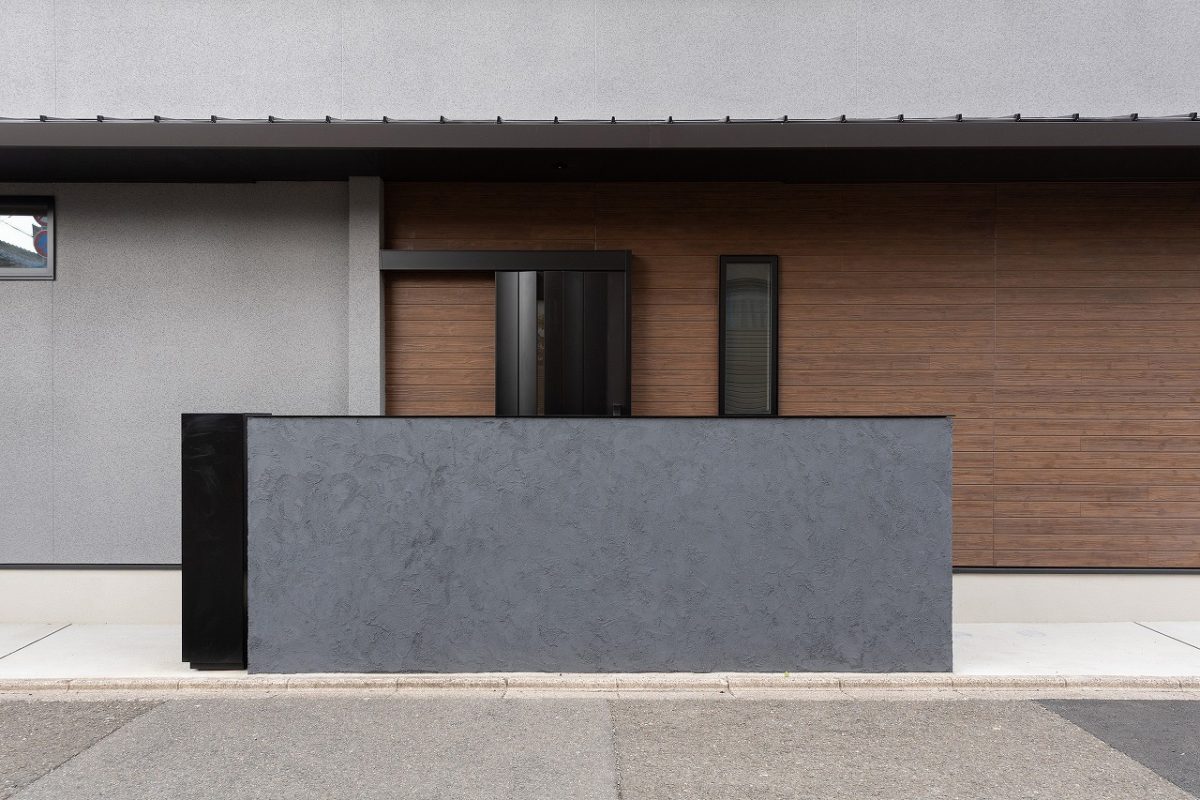 通りに面した玄関は門柱を入れることで、プライバシーと安全性に配慮しました。また、あえて横幅を広げることで、建物の水平ラインを強調したデザインとしました。