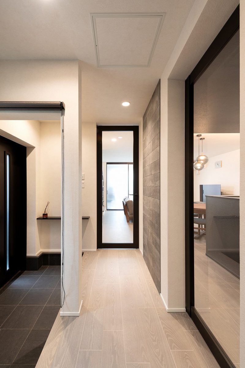 玄関からLDKへとつながる建具にはガラス戸を採用。視線が抜けることで空間に広がりが生まれます。